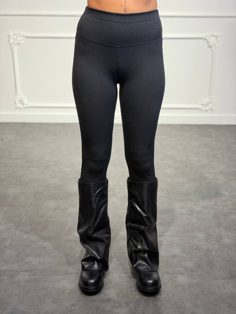 Leggings a costine con vita alta sagomata e linea aderente