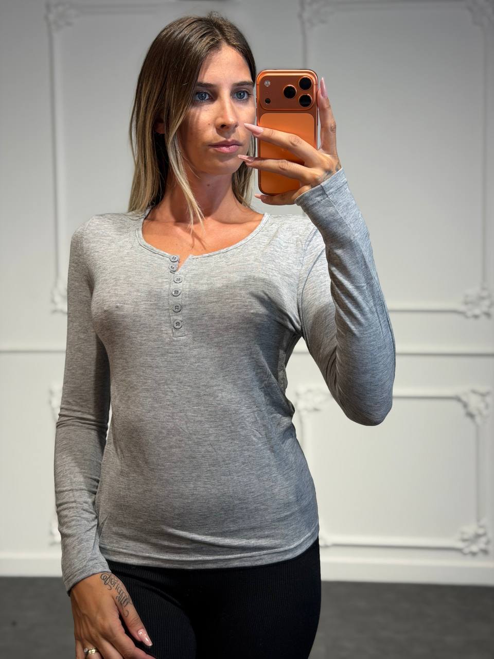Maglia basic con scollo serafino, bottoni frontali e maniche lunghe