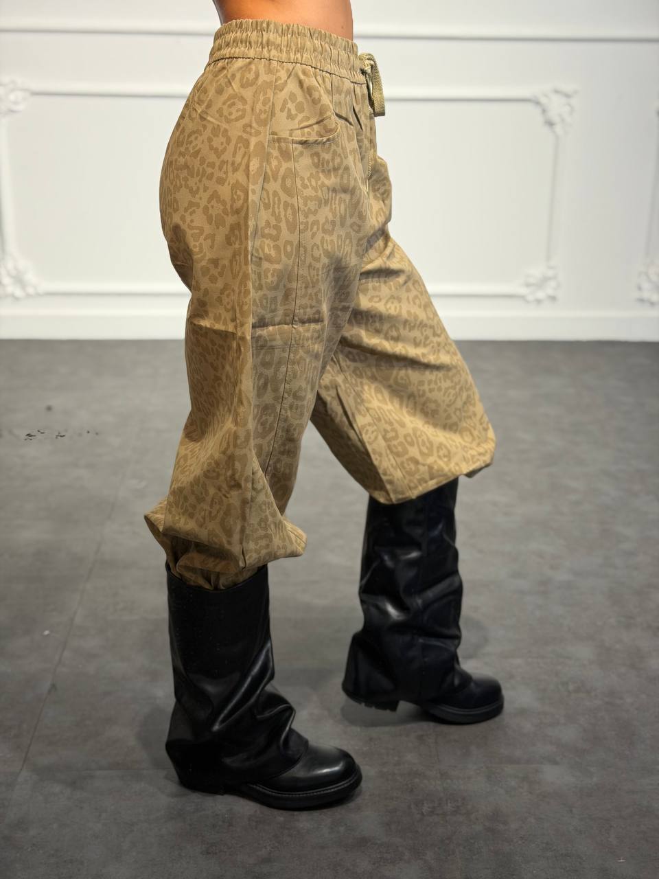 Pantalone animalier con vita elasticizzata, coulisse e gamba ampia
