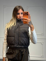 Gilet imbottito cropped con collo alto e fondo elasticizzato