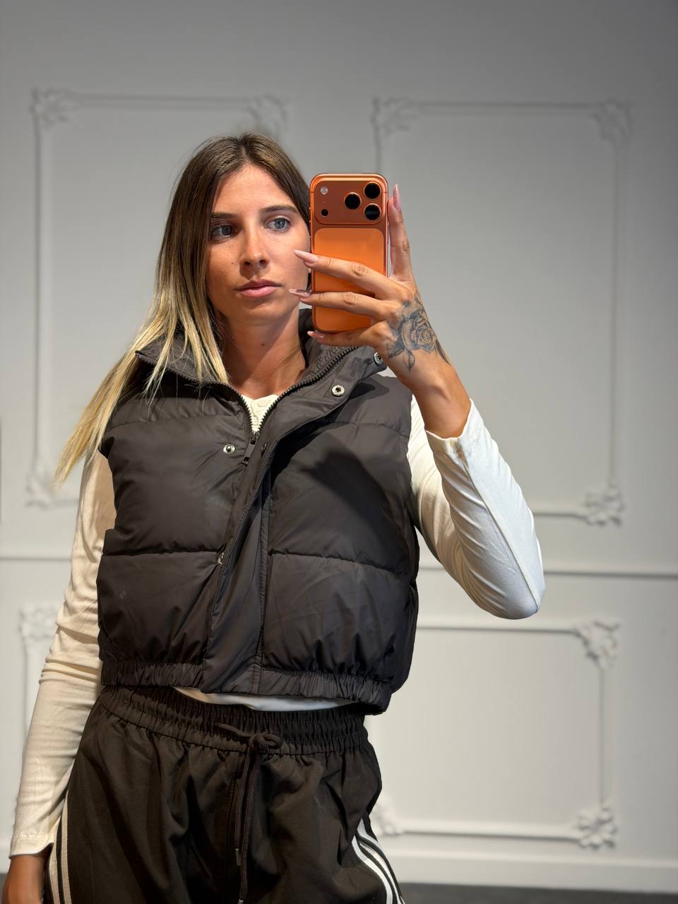 Gilet imbottito cropped con collo alto e fondo elasticizzato