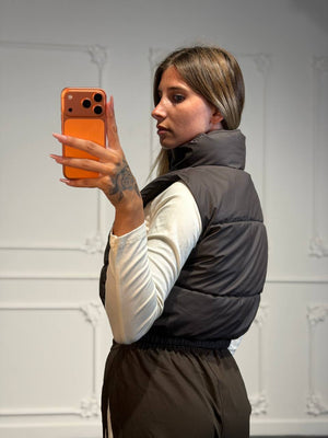 Gilet imbottito cropped con collo alto e fondo elasticizzato