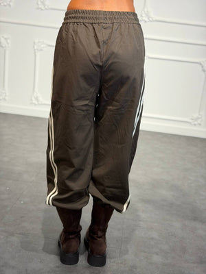 Pantalone parachute con bande laterali, vita elasticizzata e fondo regolabile
