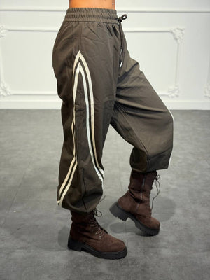 Pantalone parachute con bande laterali, vita elasticizzata e fondo regolabile