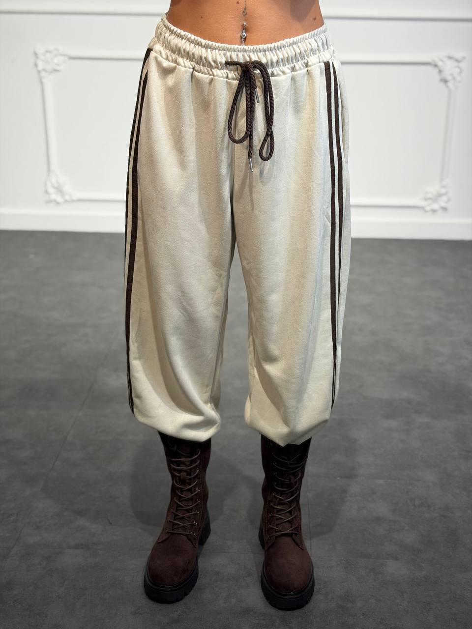 Pantalone jogger con bande laterali, coulisse in vita e gamba morbida
