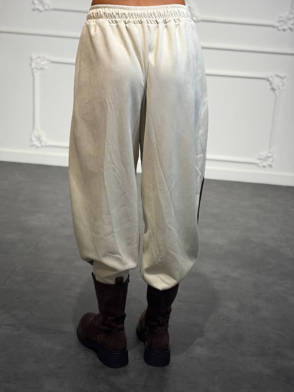 Pantalone jogger con bande laterali, coulisse in vita e gamba morbida