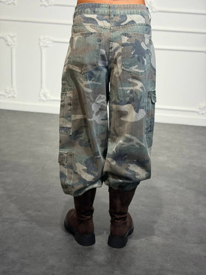 Jeans cargo camouflage con maxi tasche laterali