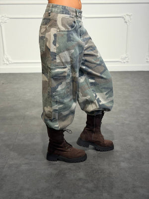 Jeans cargo camouflage con maxi tasche laterali