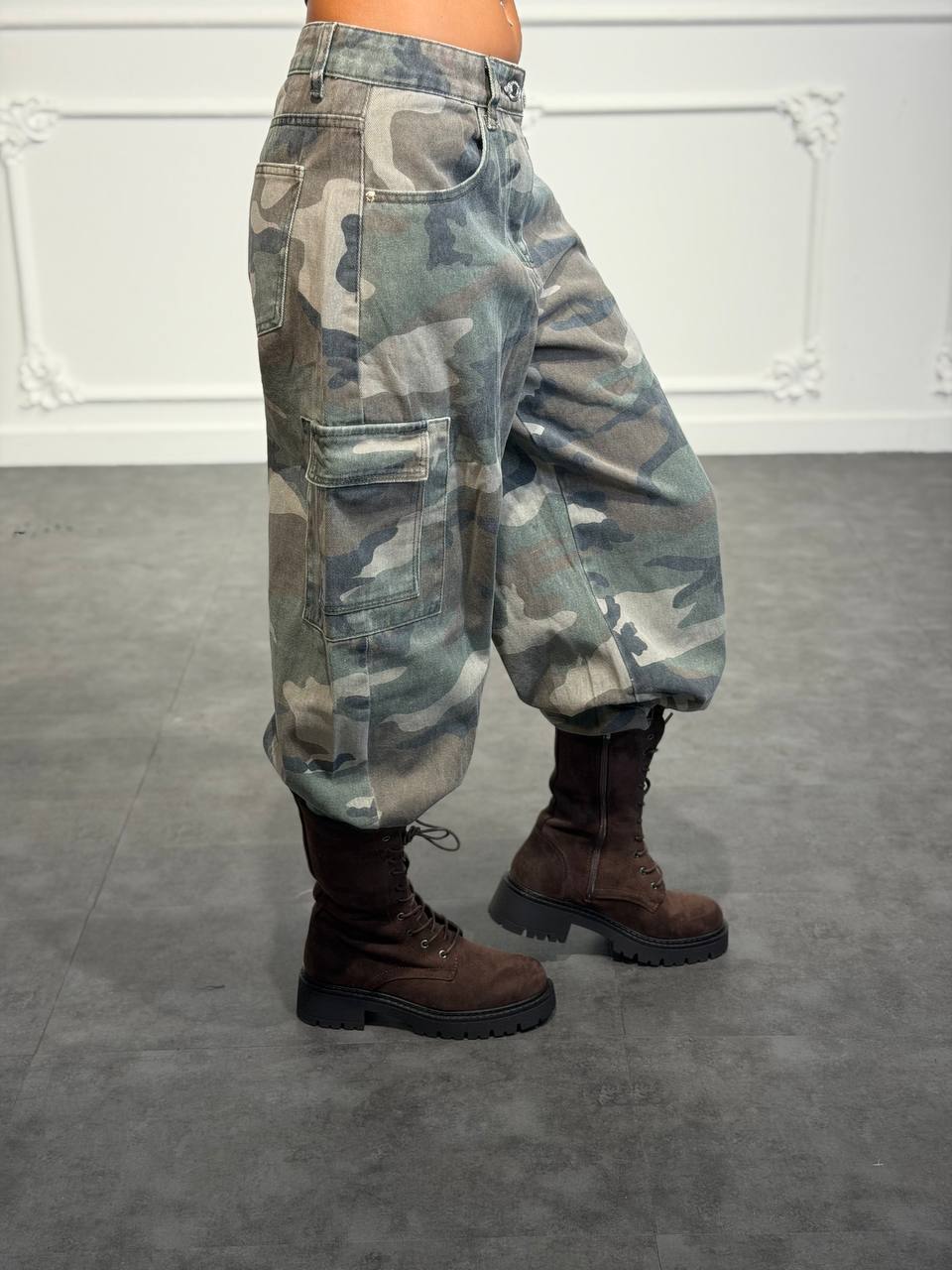 Jeans cargo camouflage con maxi tasche laterali