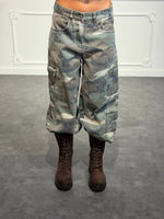 Jeans cargo camouflage con maxi tasche laterali