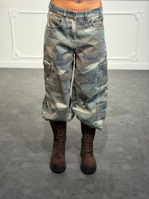 Jeans cargo camouflage con maxi tasche laterali