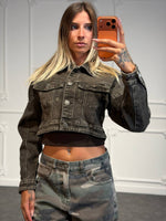 Giacca cropped in denim strutturato con maxi tasche frontali e bottoni metalliciGiacca cropped in denim strutturato con maxi tasche frontali e bottoni metallici