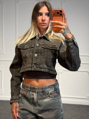 Giacca cropped in denim strutturato con maxi tasche frontali e bottoni metalliciGiacca cropped in denim strutturato con maxi tasche frontali e bottoni metallici