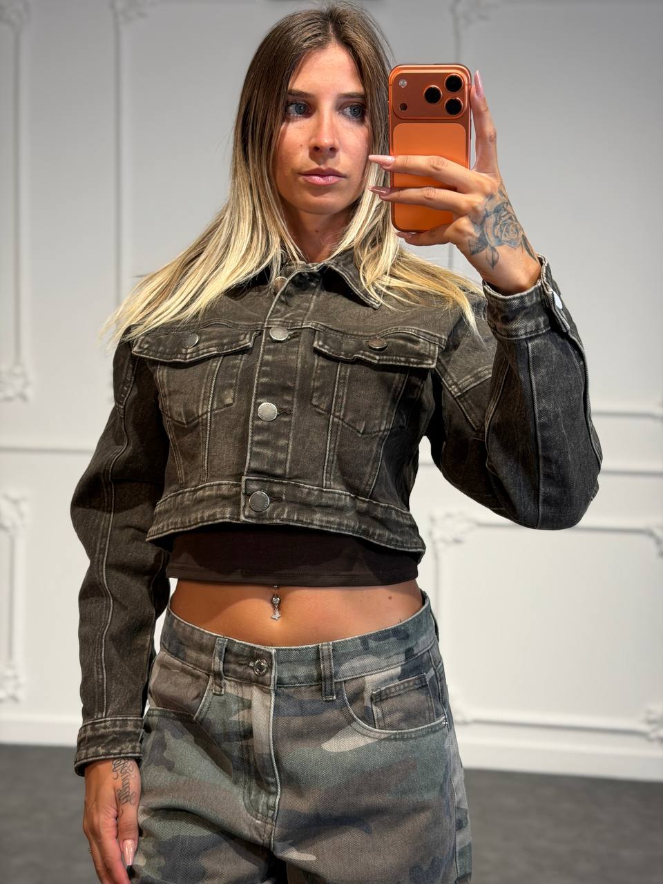 Giacca cropped in denim strutturato con maxi tasche frontali e bottoni metalliciGiacca cropped in denim strutturato con maxi tasche frontali e bottoni metallici