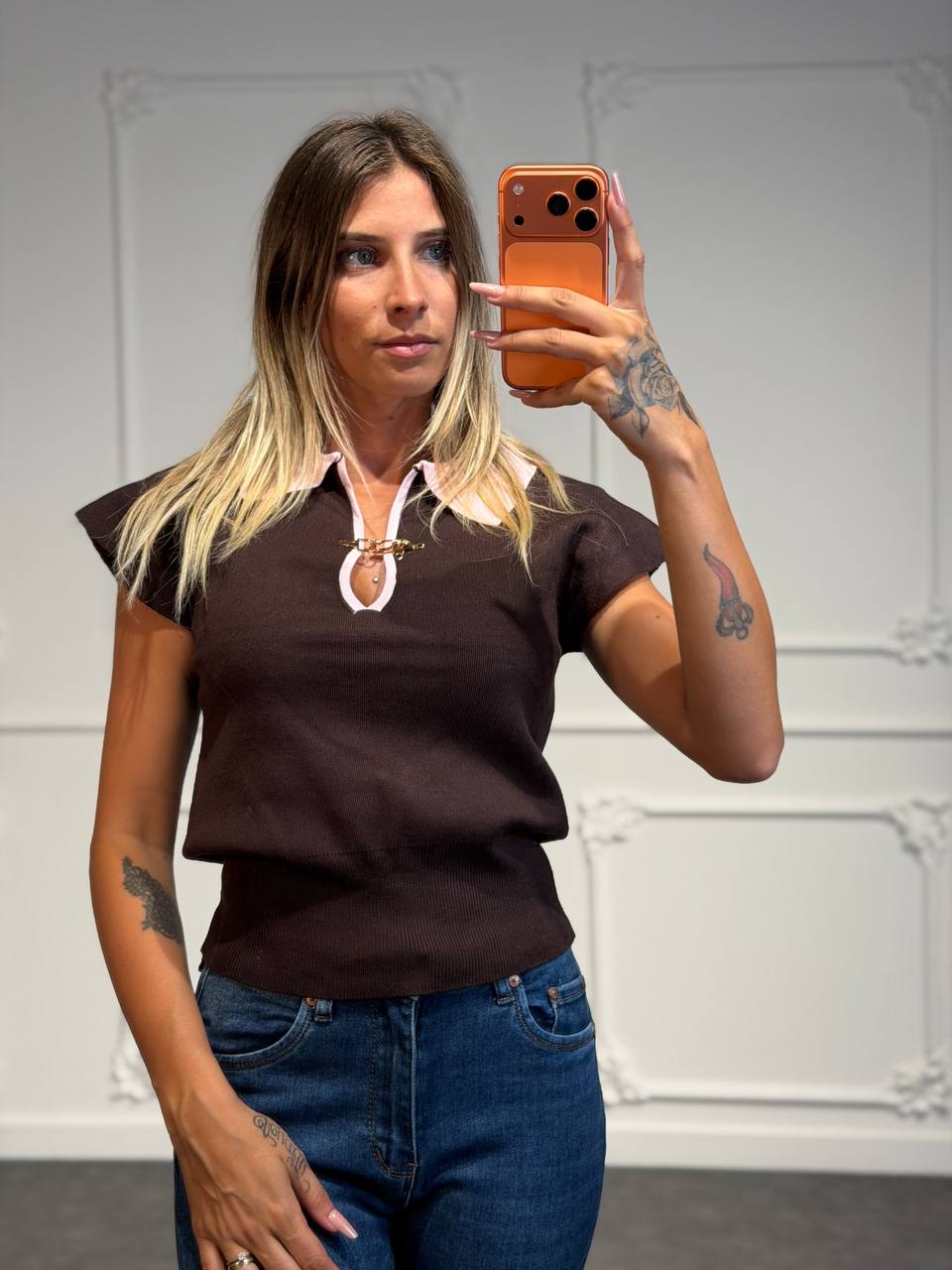 Maglia polo a costine con colletto a contrasto e dettaglio morsetto frontale