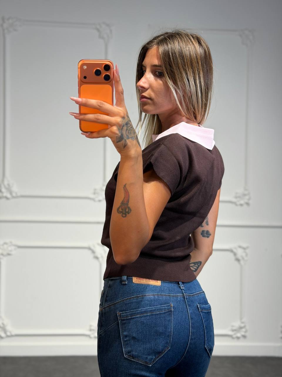 Maglia polo a costine con colletto a contrasto e dettaglio morsetto frontale