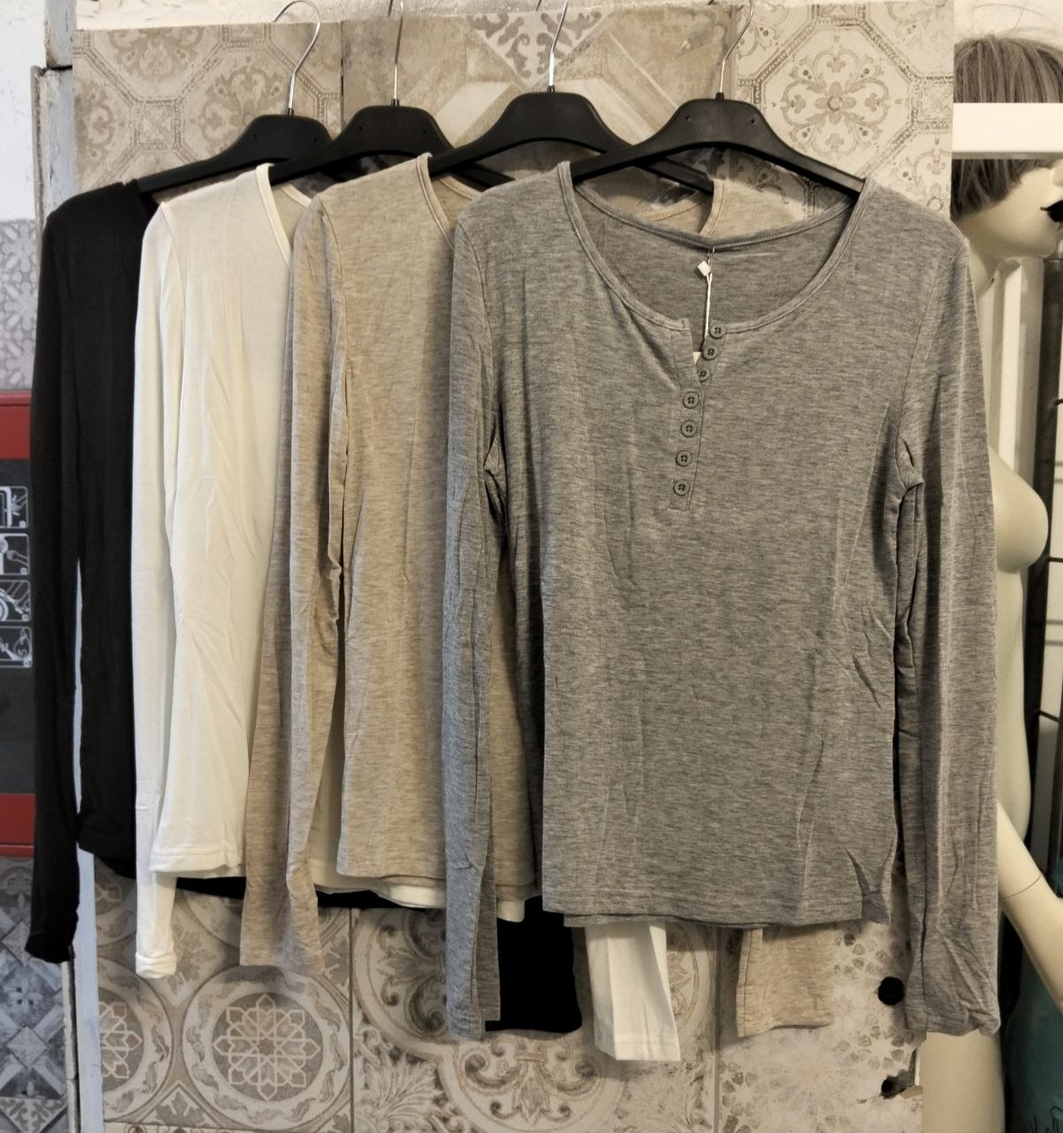 Maglia basic con scollo serafino, bottoni frontali e maniche lunghe