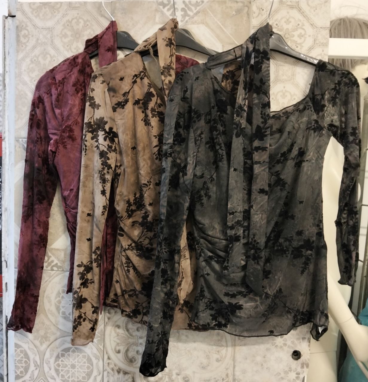 Maglia asimmetrica in tulle floccato con motivo floreale e fascia al collo