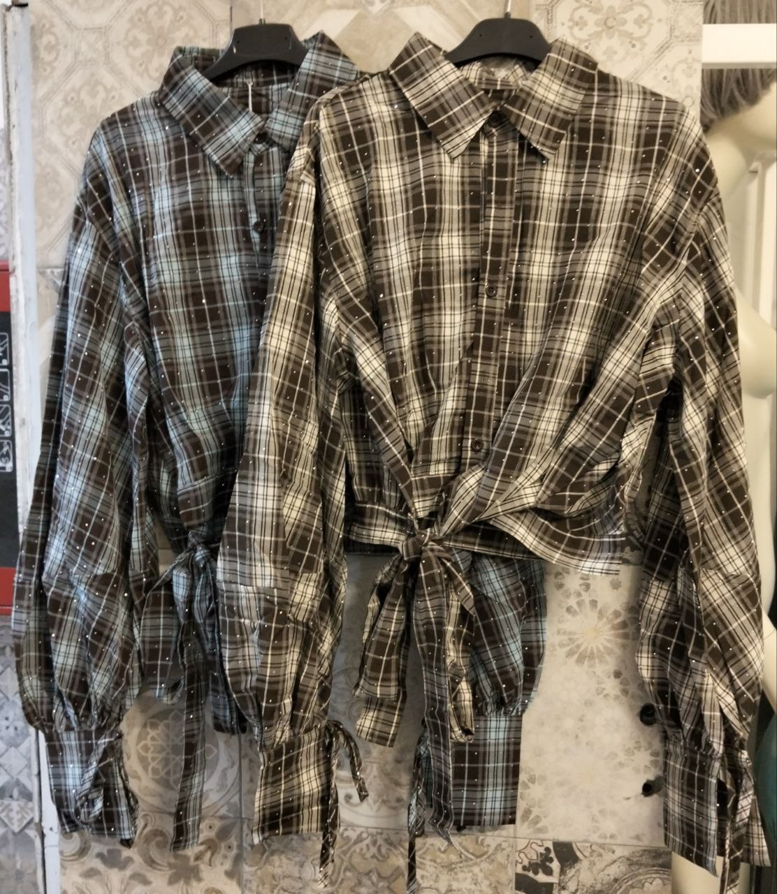Camicia cropped a quadri con maniche ampie e polsini con fiocco