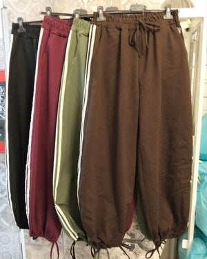 Pantalone jogger con bande laterali, coulisse in vita e fondo regolabile