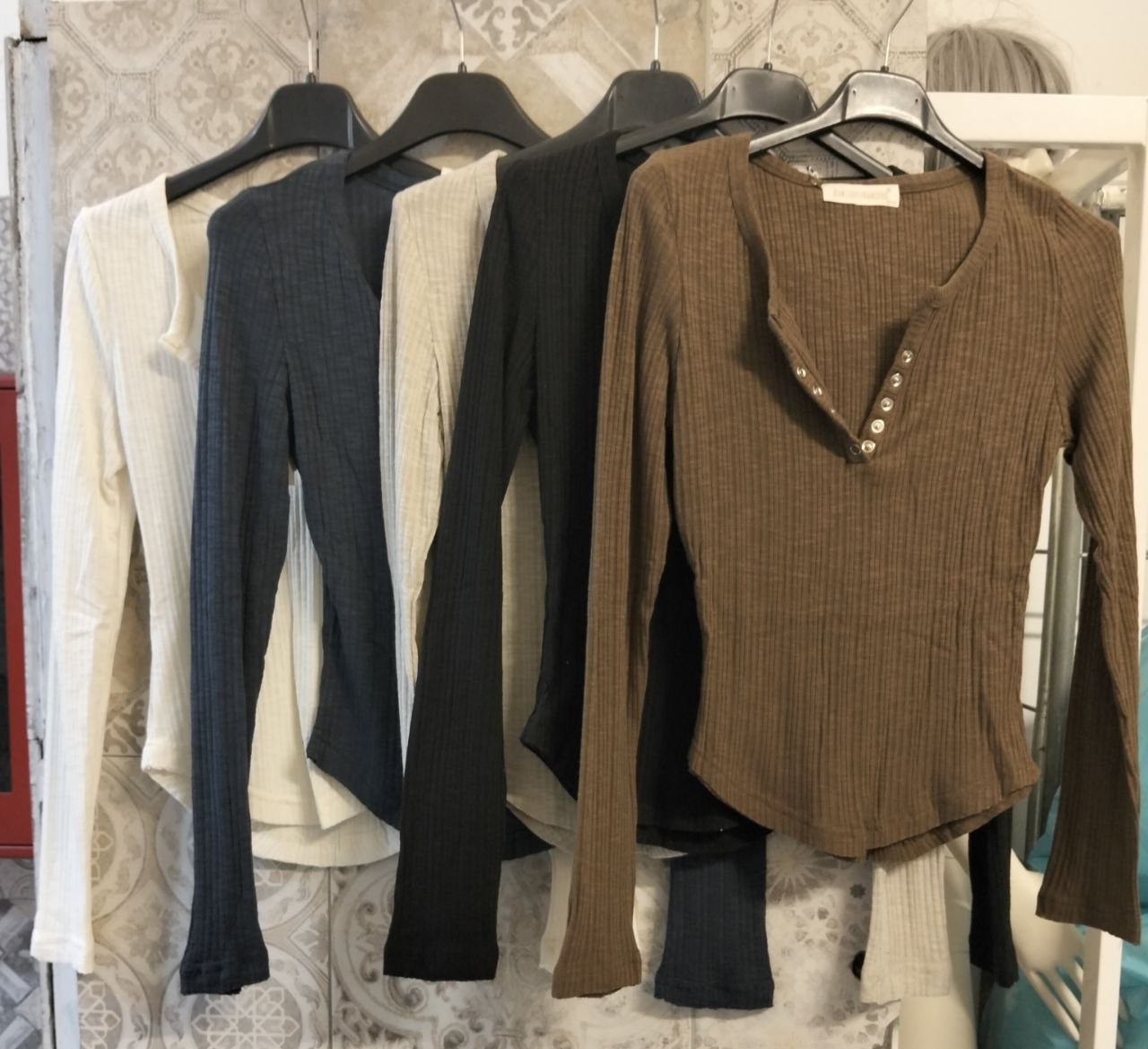 Maglia a costine con scollo a V e bottoni frontali