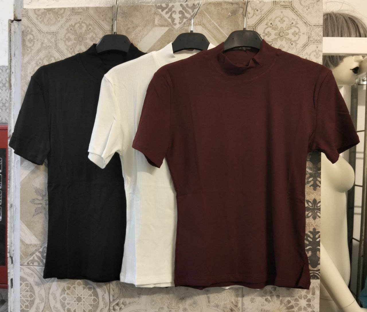 Maglia a costine con collo alto e maniche corte