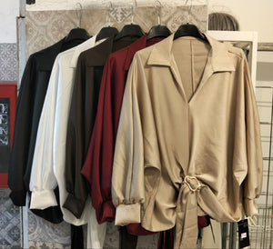 Camicia morbida con scollo a V, maniche ampie e cintura con fibbia laterale