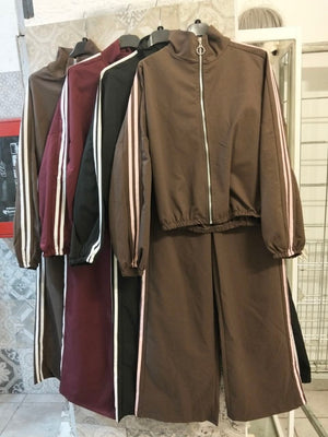 Coordinato con giacca zip e pantalone con bande laterali