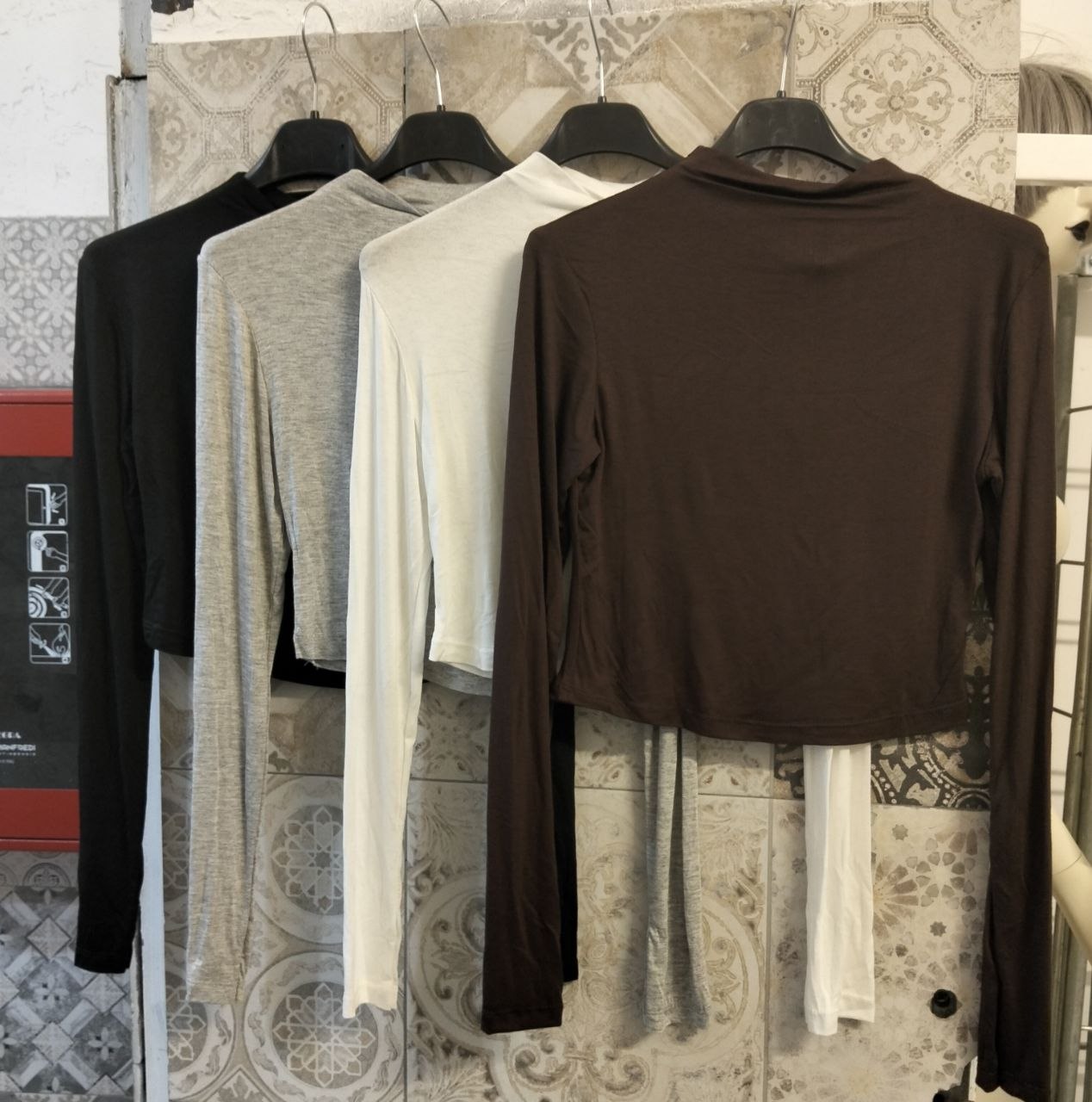 Maglia cropped a maniche lunghe con collo morbido