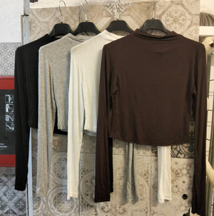 Maglia cropped a maniche lunghe con collo morbido