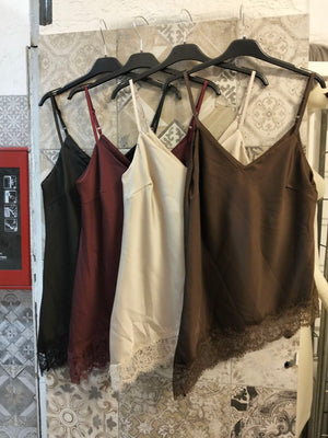 Canotta lingerie satinato asimmetrico con bordo in pizzo