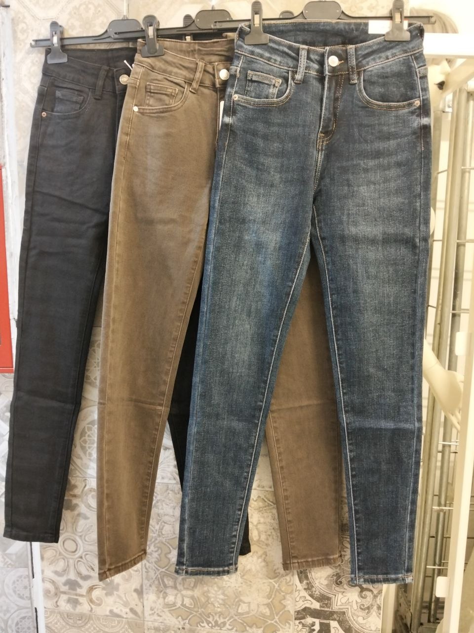 Jeans skinny a vita bassa con linea aderente