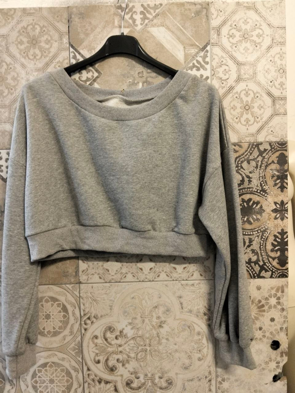 Felpa cropped con scollo ampio