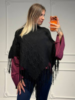 Poncho in maglia con lavorazione a trecce