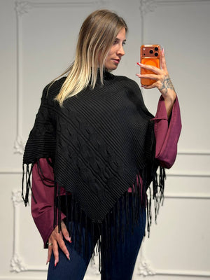 Poncho in maglia con lavorazione a trecce