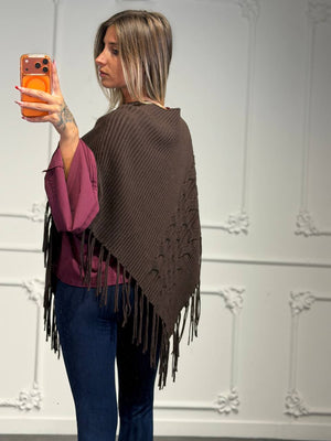 Poncho in maglia con lavorazione a trecce