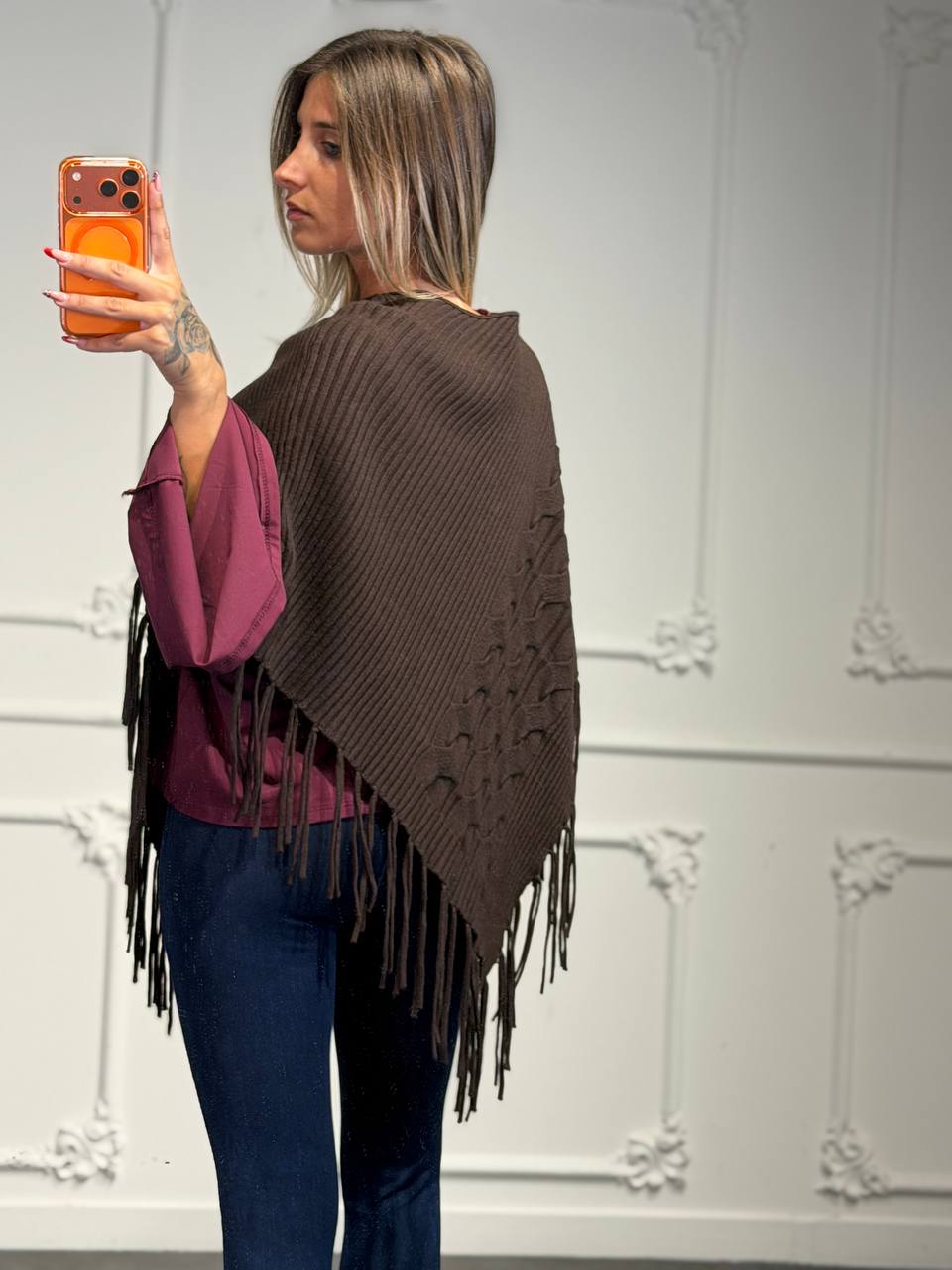 Poncho in maglia con lavorazione a trecce