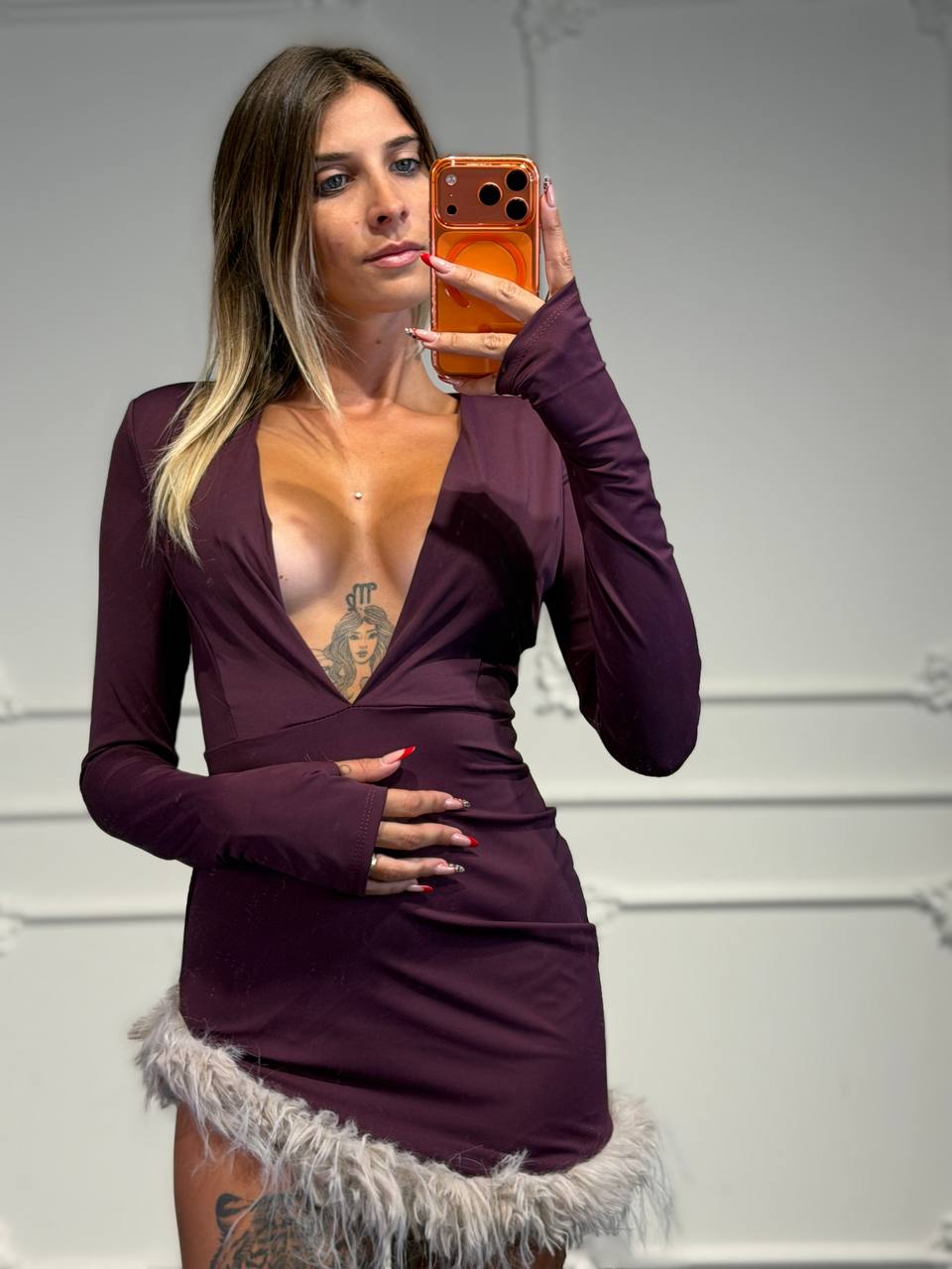 Abito corto con scollo profondo,