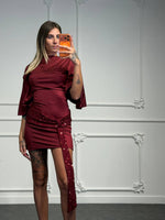 Abito corto con collo alto e fascia in paillettes