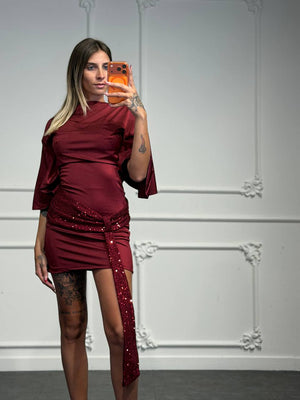 Abito corto con collo alto e fascia in paillettes