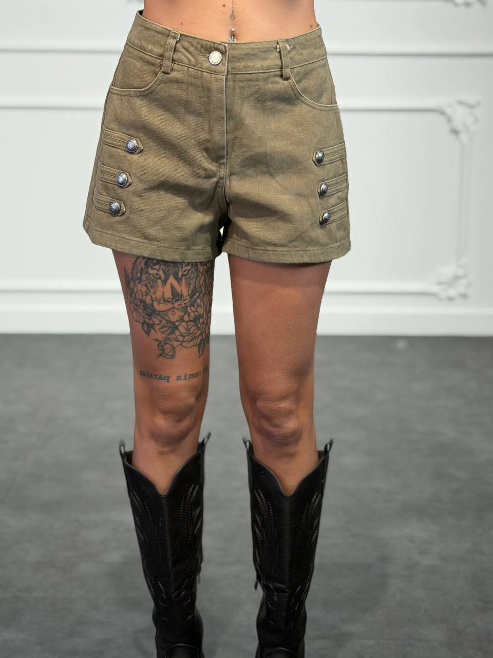 Shorts in denim con alamari laterali