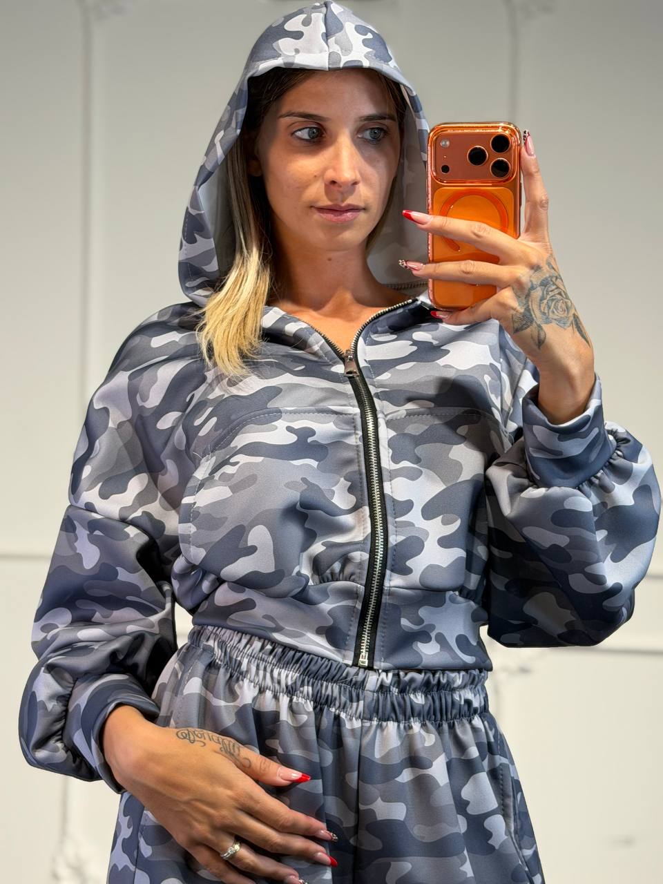 Coordinato camouflage con felpa cropped