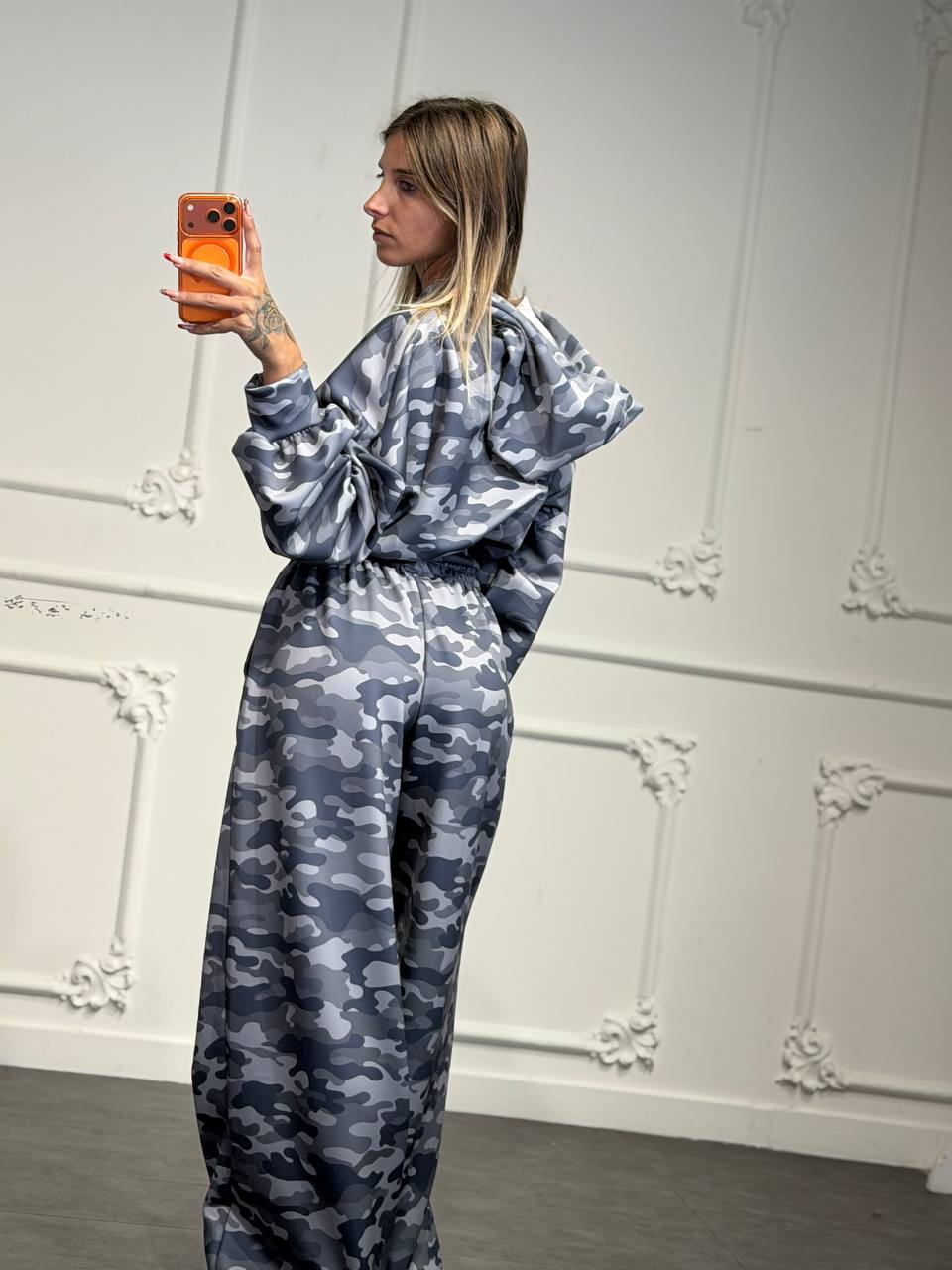 Coordinato camouflage con felpa cropped