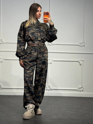 Coordinato camouflage con felpa cropped