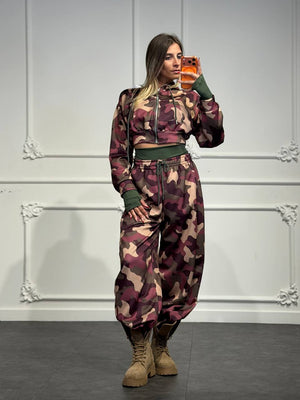 Set 3 pezzi camouflage con felpa cropped