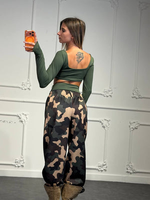 Set 3 pezzi camouflage con felpa cropped