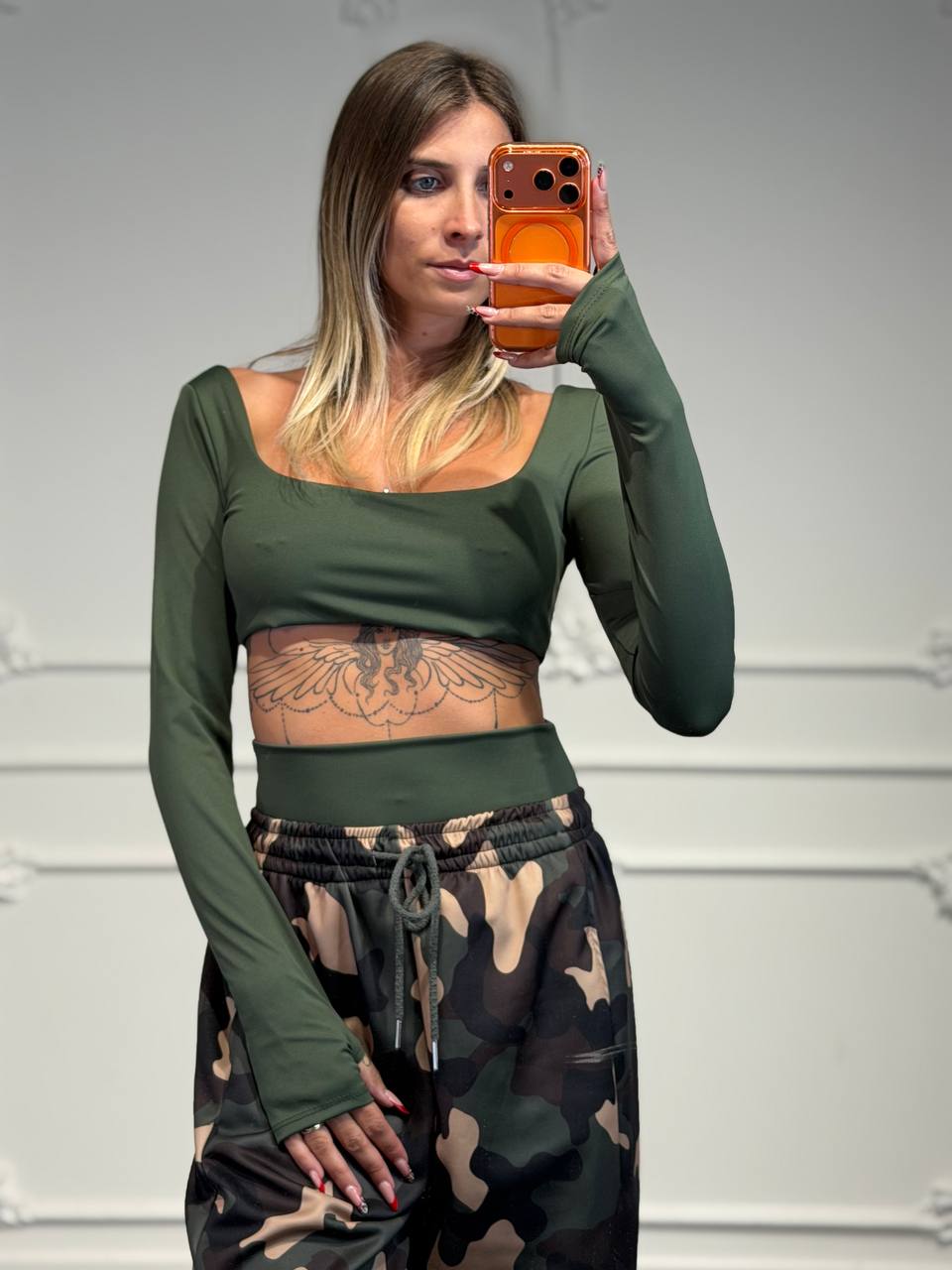 Set 3 pezzi camouflage con felpa cropped
