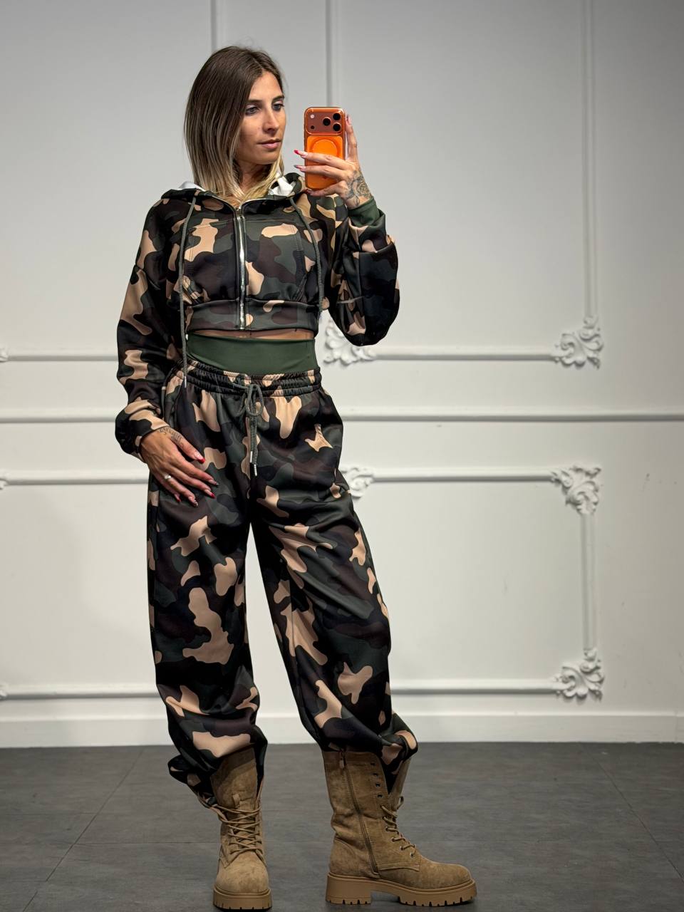 Set 3 pezzi camouflage con felpa cropped