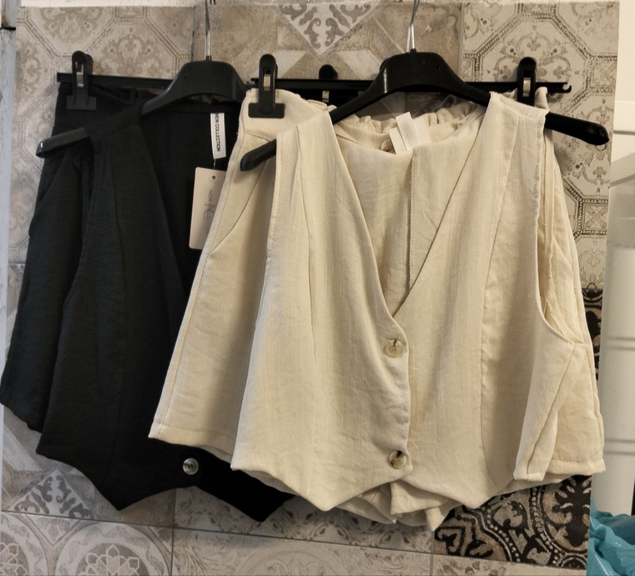 Coordinato Gilet Smanicato e Bermuda a Vita Alta con Bottoni