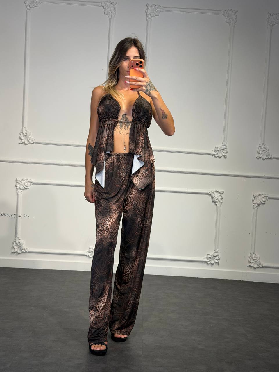 Coordinato con Top Halter a Volant e Pantaloni Palazzo Fantasia